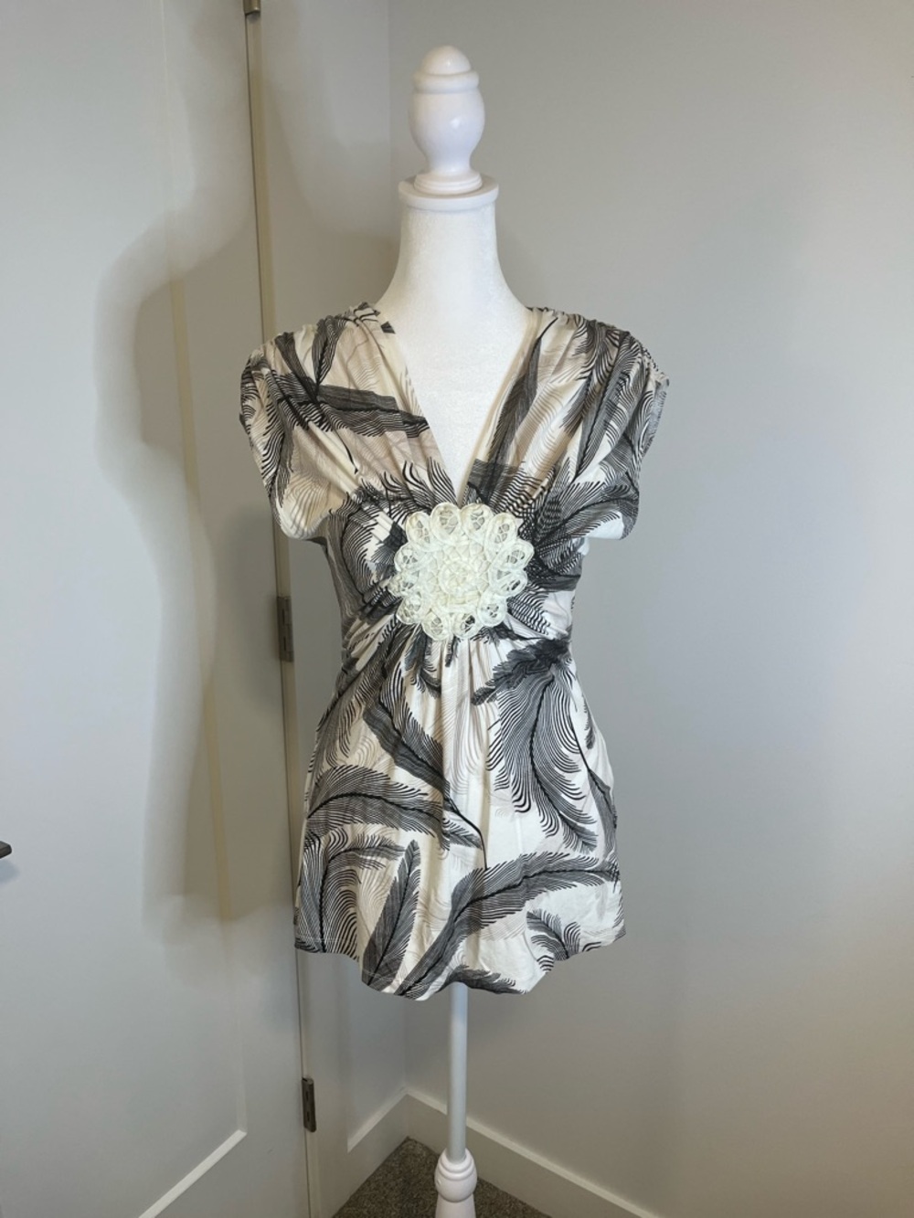 LE CHATEAU Cream & Black V-Neck Top -FREE SHIPPING on Bundles $85+